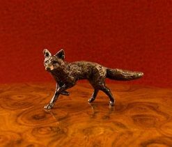 Bronze fox sculpture: a miniature masterpiece