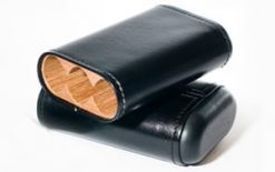 Robusto three-finger cedar-lined leather cigar case