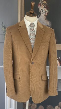 Pure cotton corduroy jacket by English tailors Gurteen: well-tailored, smart yet relaxed: it's a versatile classic, always in style